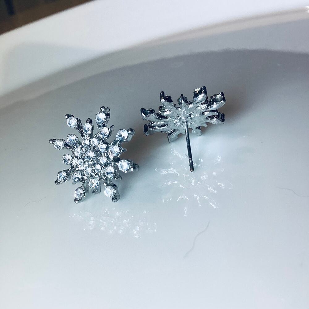 Snowflake Rhinestone Stud Earrings - Picture 4 of 7